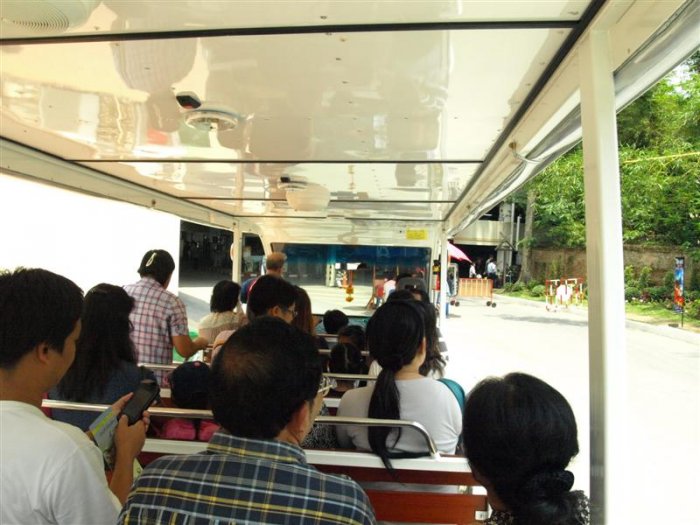 ค่ารถไฟนั่งชมในสวนสัตว์ คนละ 20 บาทครับ...