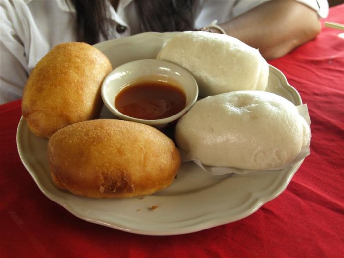 หมั่นโถทอด และ หมั่นโถนึ่งครับ ลูกละ 8 บาท...
อร่อยครับ ฟันธง...