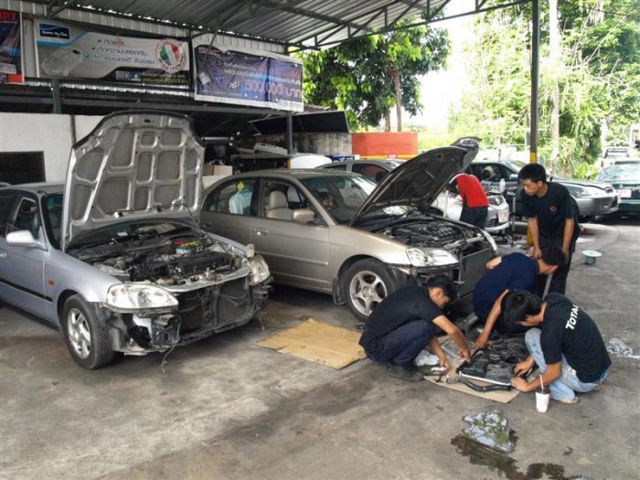 ช่าง 4 คน จากในร้าน 6-7 คน มารุมที่รถผมครับ...