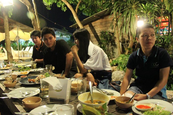 น้องเอ็มโดนเตือนเรื่องเก้าอี้ขาวครับพี่น้อง5555