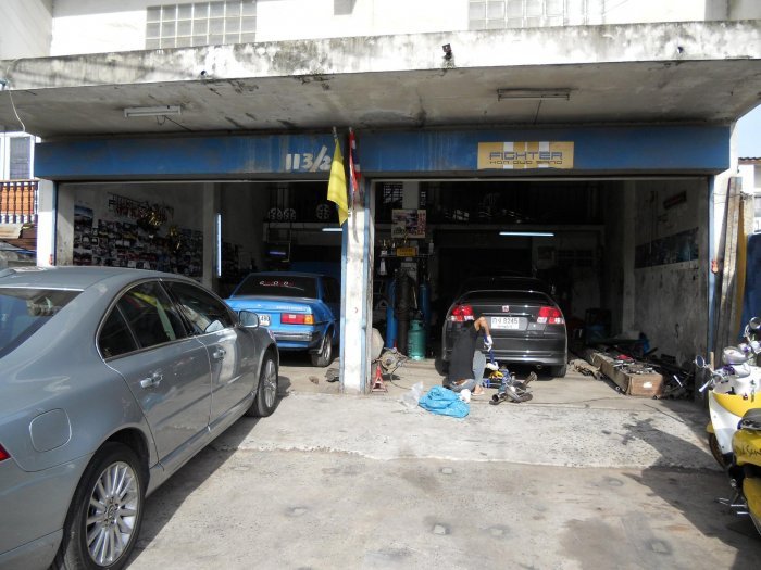 ที่ร้าน ผมไปตั้งแต่แปดโมง แต่มีรถรอคิวทำอยู่ น่าจะเป็นออดี้มั้ง