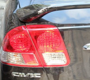 Civic ถอยชนต้นไม้ มีสภาพแบบนี้ ต้องซ่อมสี หรือ ทำสีทั้งหมดคะ (ช่วยดูให้หน่อยค่ะ)