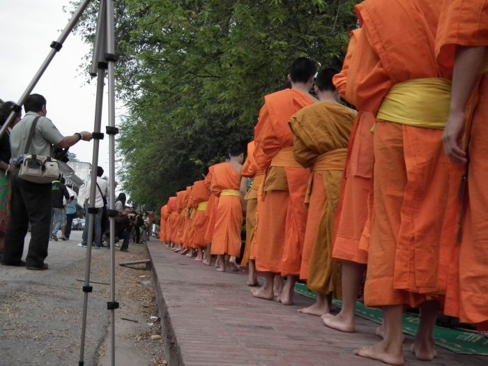 ตักบาตรข้าวเหนียวเช้า...หลวงพระบาง