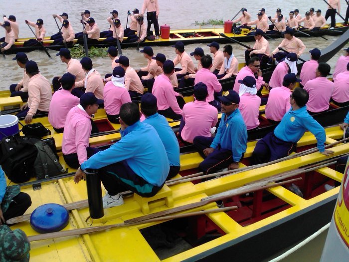บรรดาฝีพายที่ลงประจำที่หรือกระทงของตนเอง