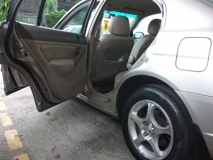 Civic es สีทอง ปี 2001 ขอรายงานตัวครับ
