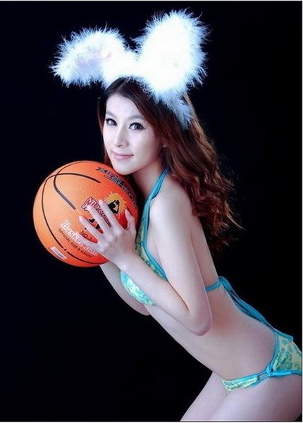 ชวนไปออกกำลังกาย เล่น บาส สยิว กิ๊วๆ  ลูกบาส ขาวมากกกกก