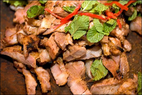 ยำหมูย่าง หยั่งงี้ๆ เลยยย.. แต่ใส่มะม่วงซอยนะ ซู๊ดดดด ^ ^