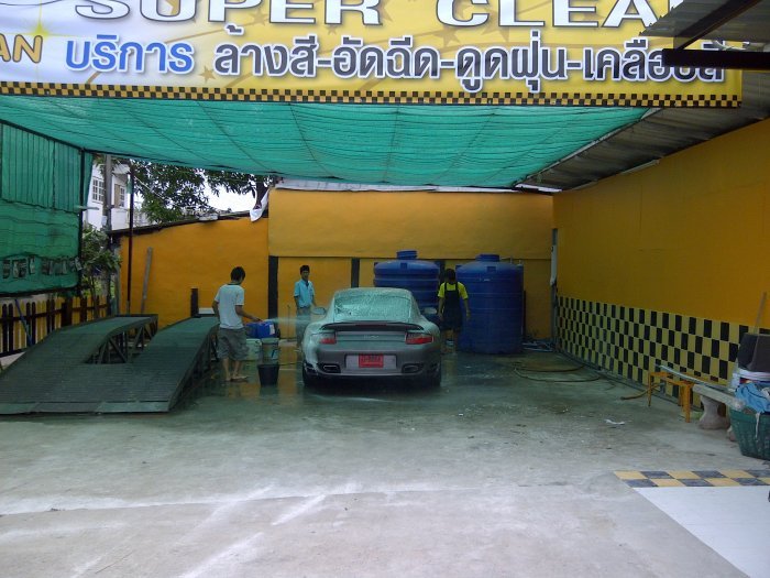 เห็นหลังไว ๆ ครับ ปอร์เช่สีเทา สิบล้านกว่าบาท (ชาตินี้จะได้ขับไม่เนี่ย)