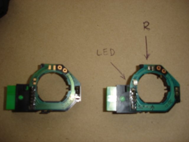 ถอดออกแล้วแกะวงจรออก ของเดิมข้างซ้าย  เพิ่ม LED+R เส็จแล้วข้างขวา