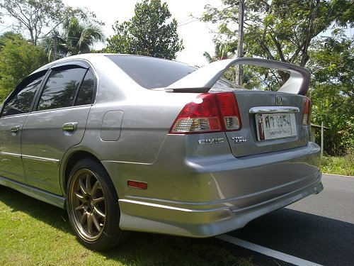 ด้านหลังได้สเกิร์ตหลัง ไฟหรี่ แล้วก็หาง DC2 ครับ