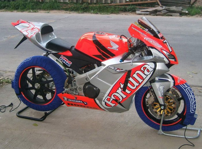 มีใครมีความรู้เรื่อง cbr 400 & nc30 มั้งครับ