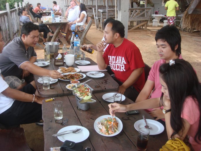 ดูซอ มองดิ๊ กุ้งตัวที่ นนนี่ ตักกินไม่ได้ เเต่ถ้า น้องกุ้ง กินได้ทั้งตัวใช่ป่ะ
พี่อัฎเผลอ พี่เเคท กินเหล้าเเล้วพี่ ดูดิ๊