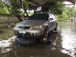 ใครไม่มีถุงคลุมรถ...ลองวิธีนี้ครับ รอดเห็นๆ