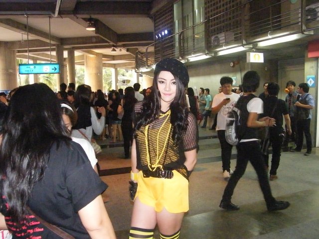 น้องหนูคนสวยแปะสติ๊กเกอร์ช่วยน้ำท่วม