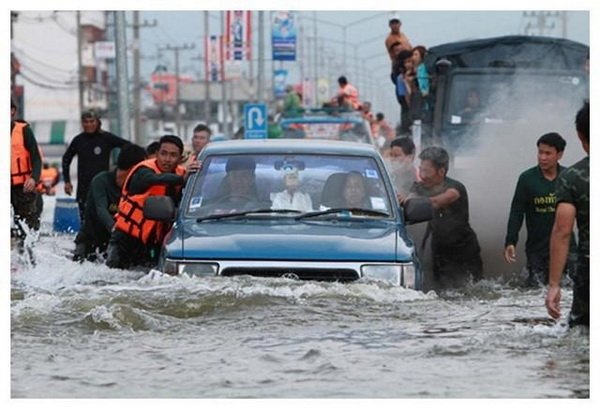 ประมวลภาพน้ำท่วมไทย หลากหลายมุม ครั้งหนึ่งในชีวิต