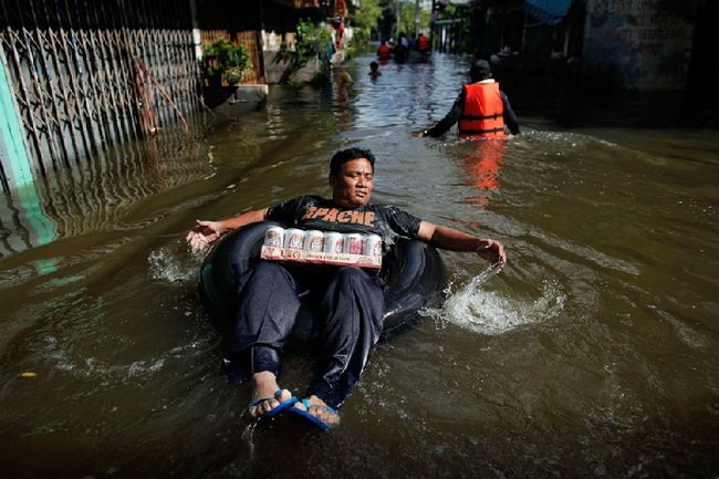 ประมวลภาพน้ำท่วมไทย หลากหลายมุม ครั้งหนึ่งในชีวิต