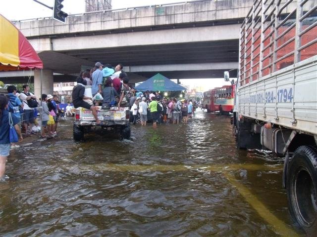 ประมวลภาพน้ำท่วมไทย หลากหลายมุม ครั้งหนึ่งในชีวิต