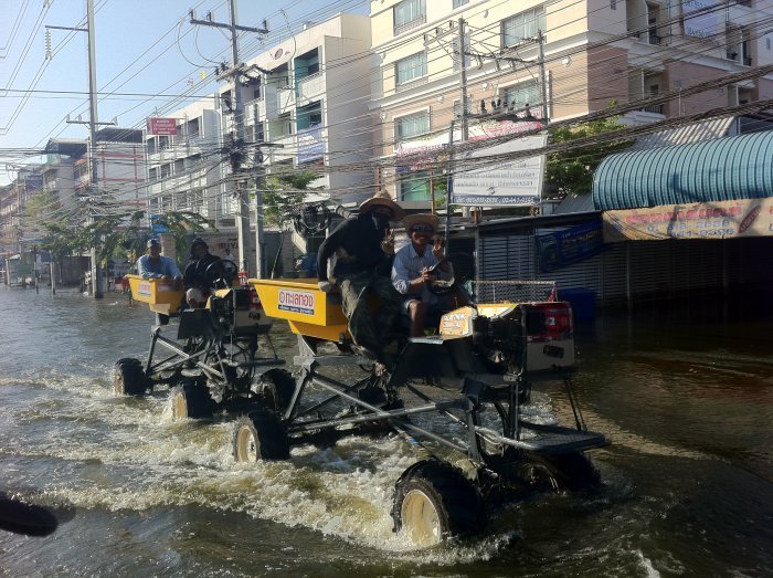 พี่คนขับเค้าฝากบอกคนไทยทุกคนว่า สู้ ๆ นะคร๊าบบบ