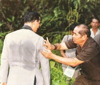 พระองค์ทรงเหนื่อขนาดนี้...พวกเมิงยังคิดจะล้มท่านอีกหรอ