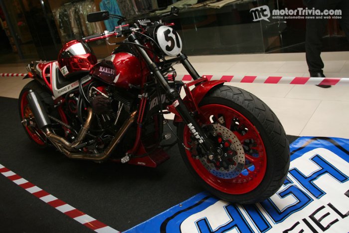 Harley-Davidson Custom
ตามข้อมูลของผู้จัด Harley-Davidson คัสตอมสไตล์ Motor Racing คันนี้แต่งโดย มร. อุเอโนะ ซึ่งถือเป็นหนึ่งในรถคัสตอมสุดพิเศษในงานนี้ ราคาค่าตัวประมาณ 8 ล้านเยน หรือราว 3.2 ล้านบาท ข่าวว่า มร. อุเอโนะ มาร่วมงานนี้ด้วย แต่ มอเตอร์ทริเวีย 