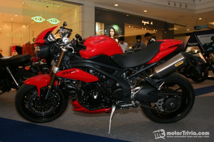 Triumph Speed Triple R
หนึ่งใน 2 รถใหม่ที่ บริทไบค์ ของคุณ ดอม เหตระกูล เปิดตัวไปในช่วงต้นปีที่แล้ว Speed Triple เป็นรถสไตล์ Naked เครื่องยนต์ 3 สูบแถวเรียง DOHC 12 วาล์ว 4 จังหวะ ความจุ 1,050 ซีซี จ่ายเชื้อเพลิงด้วยหัวฉีดไฟฟ้า Multipoint ระบายความร้อนด้ว