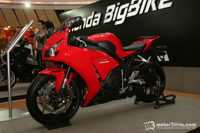 Honda CBR 1000 RR
หนึ่งในแผนงาน เปิดตัว 6 บิ๊กไบค์ใหม่ ก่อนเปิดตัว Honda Big Wing ในเดือนเมษายน 2555 นี้ CBR 1000 RR รุ่นปี 2012 มากับเครื่องยนต์ 4 จังหวะ DOHC 4 สูบแถวเรียง ความจุ 999 ซีซี หัวฉีด DSFI ระบายความร้อนด้วยน้ำ ส่งกำลังด้วยเกียร์อัตราทดชิด 6 จ