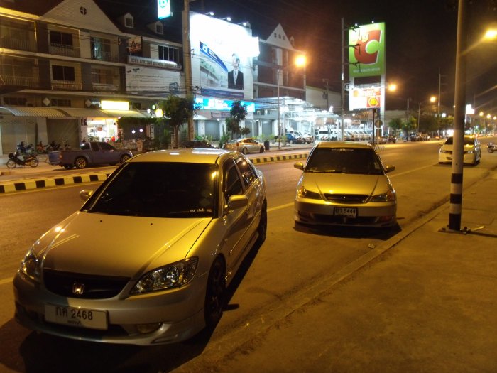 ไม่ได้ถ่ายรูปคนที่นั่งที่ร้านถ่ายแค่รถ เพราะจังหวะนั้นคิดแต่อย่างอื่นแทนการถ่ายรูป