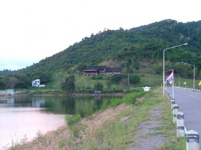 เอาบรรยากาศ บนถนนสันเขื่อน น่าถ่ายรูปมากๆ เเดดร่มลมตก