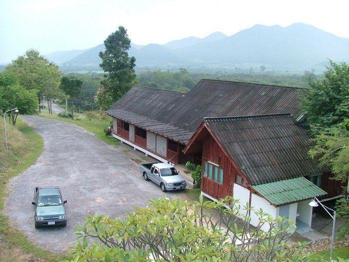 สถานที่ จอดรถหน้า บ้านพักรับรอง บนภูเขา จอดได้เพียบ