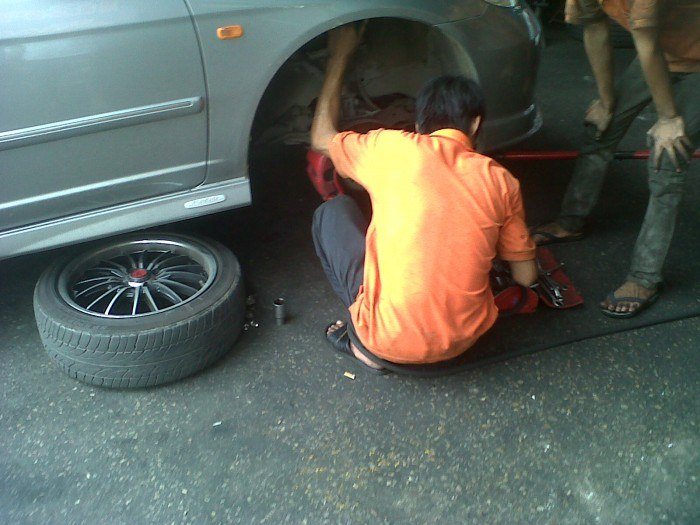 ช่างกำลังถอด ๆ ๆ