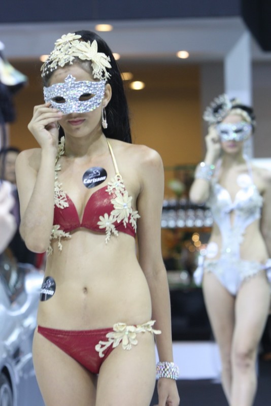 พริตตี้ชาวต่างชาตฺในงานมอร์เตอร์ดชว์2012  วาบหวิวที่เดียว