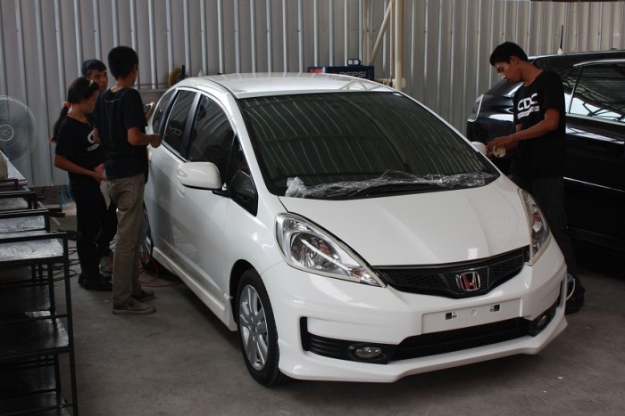 มีขั้นตอนการขัดเคลือบสีรถยนต์ดีๆมาให้ฝึกทำกันครับ จากเวป honda jazz