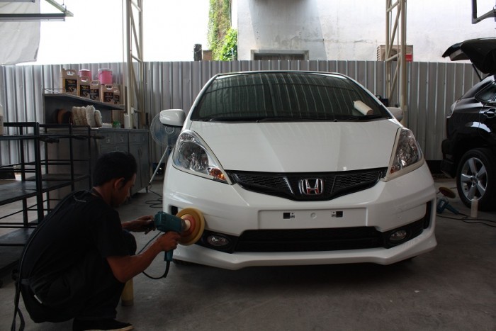 มีขั้นตอนการขัดเคลือบสีรถยนต์ดีๆมาให้ฝึกทำกันครับ จากเวป honda jazz