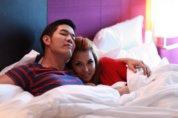 งานนี้ สาวมิยาบิ เปิดใจก่อนเลยว่า เธอไม่รู้สึกตื่นเต้นที่ได้เจอกับ วู้ดดี้ แต่แอบรู้สึกตื่นเต้น เพราะไม่รู้ว่าจะได้เจอคำถามแบบไหนบ้าง และดีใจที่ได้มาที่เมืองไทย แต่ก็หวั่น ๆ ว่าจะได้รับการยอมรับมากน้อยแค่ไหน เพราะเข้าใจดีว่าสังคมไทยอาจจะยังรับงานในแบบที่เ