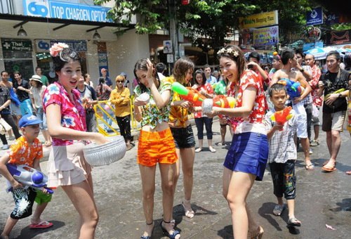 4 สาว "เนย-แจม-ใบเตย-อลิส" ร่วมเล่นน้ำสงกรานต์ที่ ถนนข้าวสาร