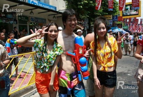 4 สาว "เนย-แจม-ใบเตย-อลิส" ร่วมเล่นน้ำสงกรานต์ที่ ถนนข้าวสาร