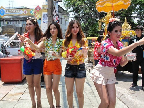 4 สาว "เนย-แจม-ใบเตย-อลิส" ร่วมเล่นน้ำสงกรานต์ที่ ถนนข้าวสาร