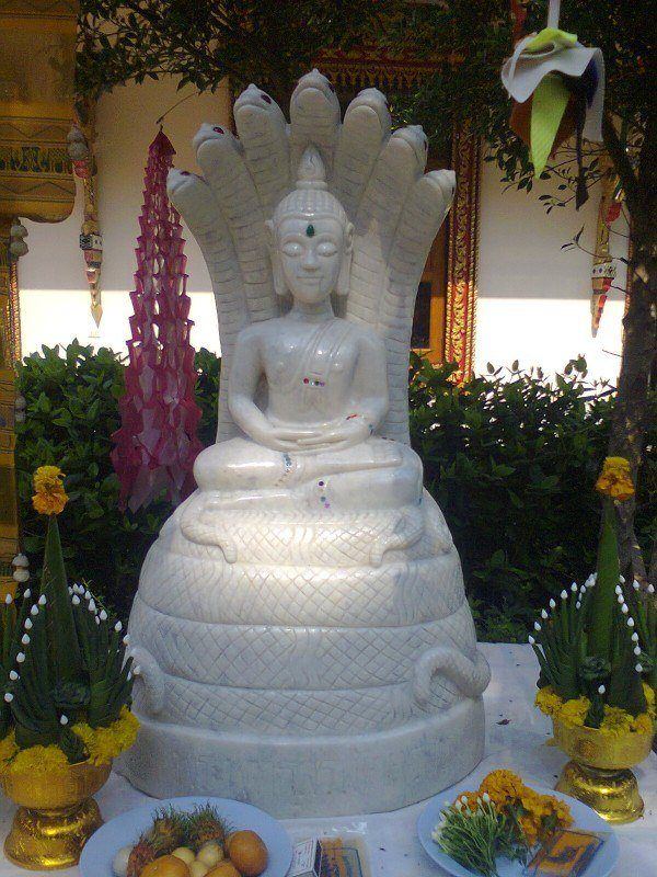 พระพุทธรูป ปรางค์นาคปรก เป็นสัญลักษณ์ของวัดคับ