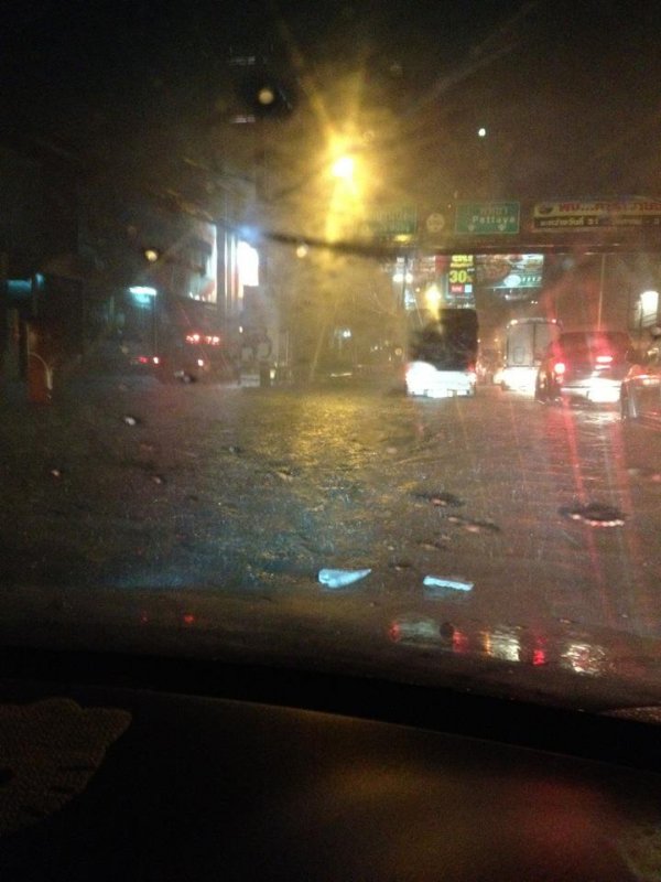 สภาพช่วงฝนตกหนักรถติด จอดนานจนน้ำเข้ามาในรถ