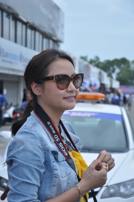 ส่วนสาวคนนี้ถ่ายอยู่ข้างผมตั้งนาน ดูๆไปอ้าวนักแข่งสาว กระแต นี่เองขอถ่ายซะเลย