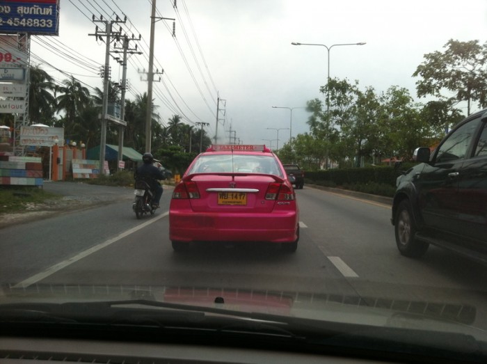 อ้าว Taxi หนิ จะดูข้างๆซะหน่อยว่ามีสติกเกอร์เปล่า ดันขับหนีไปทางเพชรเกษมซะก่อน