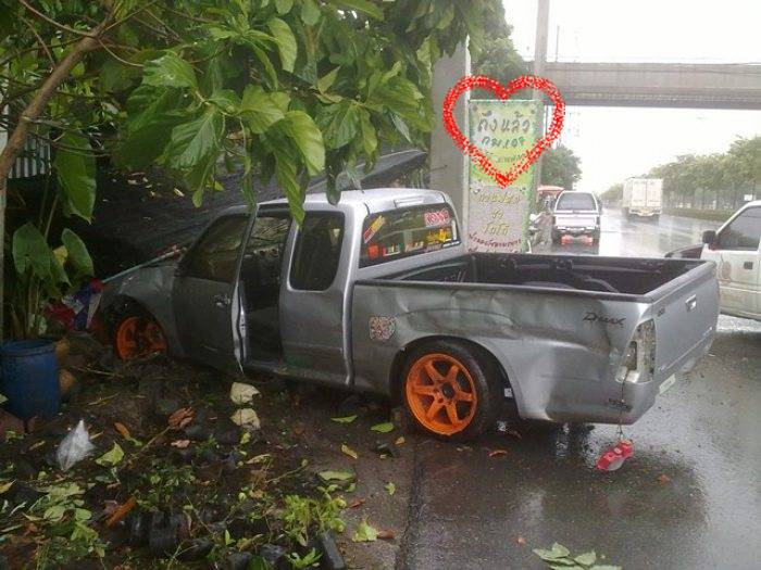 ฝนตกถนนลื่นโปรดระวัง!!!!!!!!!!!!ไม่ฉะนั้นอาจเป็นแบบนี้ครับ