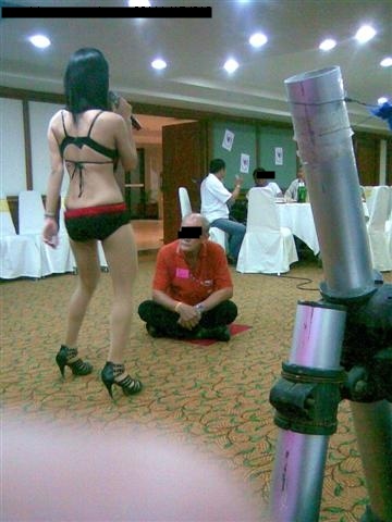 ขอดูใกล้ๆหน่อยนะ.....สายตาไม่ค่อยดีอ่ะ