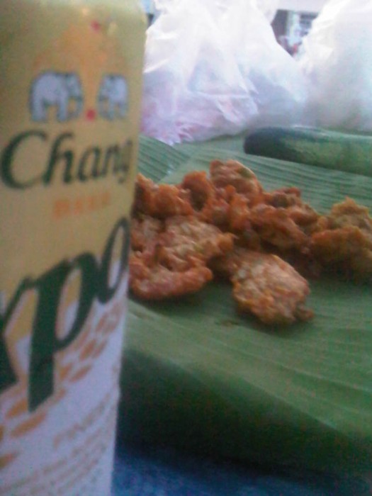 เบียร์เย็นๆ.กับทอดมันปลาร้อนๆ อร่อยมากคับ