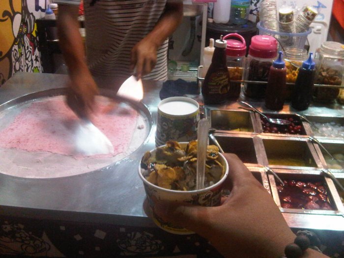 อยู่ใกล้ๆ.เป็นปีไม่เคยลองขอลองดูหน่อย.อร่อยดีคับ.ไอติมผัด