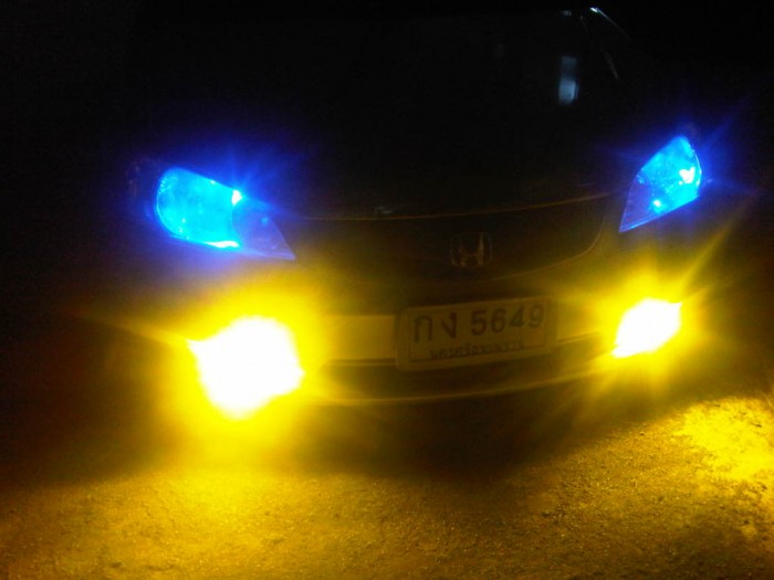 ด้านบนไฟหรี่.LED 9 เม็ดที่ร้านบอกมันจะไม่ร้อนคับ(สวยสว่างคับ)ด้านล่างสติกเกอร์ใสสีเหลืองคับไฟเพิ่มกำลังไฟมานิดหน่อยคับ(มีให้เลือกหลายสีเลย)