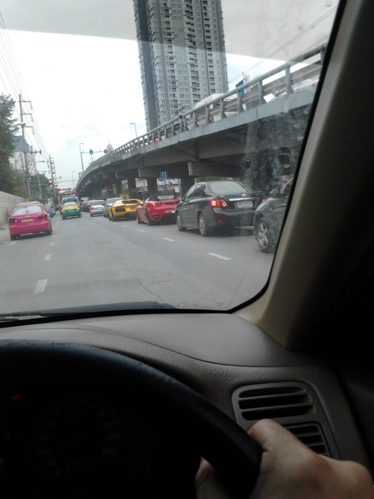 ขับรถ กลับบ้านแถว อโศก เสียงอะไรไม่รู้มาข้างหลัง