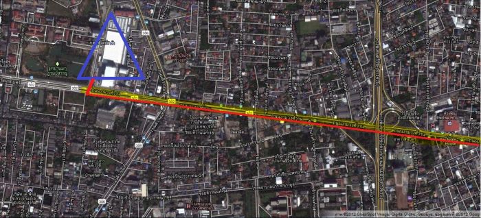 ตรงไปผ่านแยกพงษ์เพชร ตรงไปอีกหน่อยแล้วชิดขวากลับรถ มาเรื่อยๆ ก็เห็นถึงแล้ว โลตัสแคราย