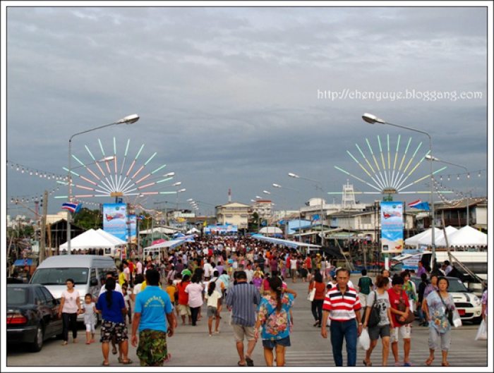 ถามพี่น้องชลบุรี หรือพี่น้องที่เคยไปตลาดประมงท่าเรือพลีครับ