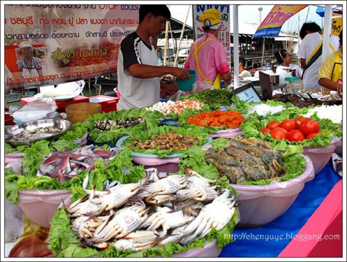 ถามพี่น้องชลบุรี หรือพี่น้องที่เคยไปตลาดประมงท่าเรือพลีครับ